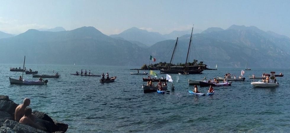 Con le barche “all'assalto” dell’ospedale di Malcesine per chiedere che non venga depotenziato